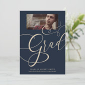 Gold & Navy Moderne Typografie Grad Foto Graduate Einladung (Stehend Vorderseite)