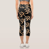 Gold Om Scattered Black Background Capri Leggings (Rückseite)