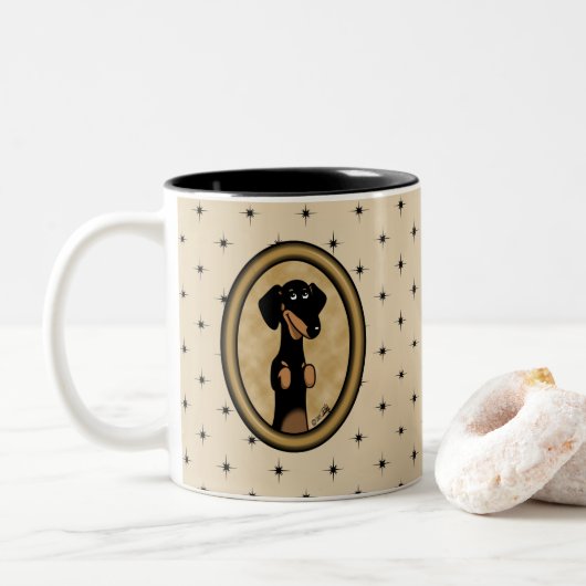 Gold Oval Dackel Cartoon Portrait (schwarz & tan) Zweifarbige Tasse (Mit Donut)