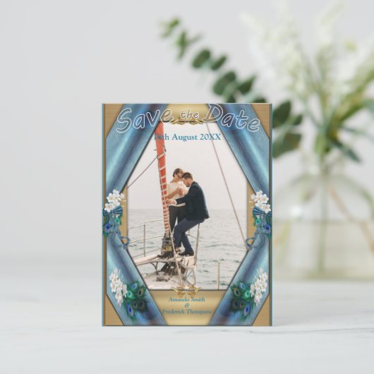 Gold, PfauenFedern auf Smaragdgrüner Seide Ankündigungspostkarte (Stehend Vorderseite)