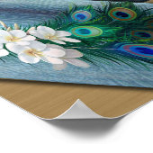 Gold, PfauenFedern auf Smaragdgrüner Seide Poster (Ecke)