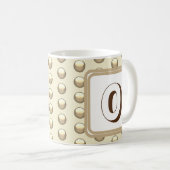 Gold Polka Dot Bold Monogram Kaffeetasse (VorderseiteRechts)