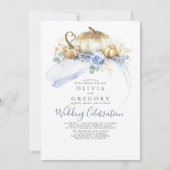 Gold Pumpkins Dusty Blue Floral Hochzeit im Herbst Einladung (Vorderseite)