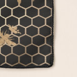 Gold Queen Bee and Honeycomb auf Black Schal<br><div class="desc">Glitterie Goldbienen mit Kronen und ein goldenes Wabenmuster auf schwarzem Hintergrund.</div>