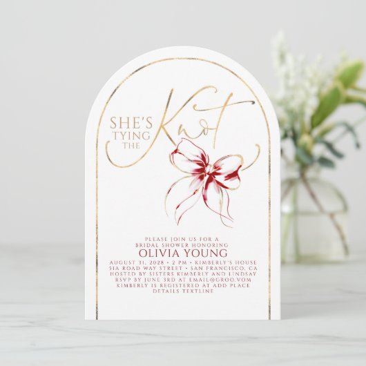 Gold Red Bow She's Tying The Knot Bridal Shower Einladung (Stehend Vorderseite)