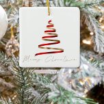 Gold Red Tree Foto Script Frohe Weihnachten Keramikornament<br><div class="desc">Gold Red Tree Script Frohe Weihnachten ist in einem stilvollen Set handgeschrieben und eine künstlerische Abbildung eines einfachen bandähnlichen Weihnachtsbaumes ist darüber. Ersetzen Sie das Beispiel-Foto auf der Rückseite durch das eigene.</div>