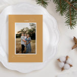Gold Retro Boho Minimalistischer Brief und Foto Feiertagskarte<br><div class="desc">Dieses Gold Retro Boho Minimalistisch Letter and Foto Holiday Card Design zeichnet sich durch eine sanfte und warme Kulisse aus mattvergoldetem Senfgold aus. Die elegante Kombination aus einfacher Typografie und zartem Drehbuch bietet den Gruß der Saison von "Frohe Weihnachten". Dieser minimalistische Stil ist eine perfekt gepflegte Ästhetik für Ihre Lieben,...</div>