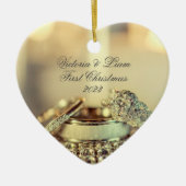 Gold Rings Erster Weihnachtsname Elegantes Skript Keramik Ornament (Vorne)