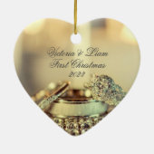 Gold Rings Erster Weihnachtsname Elegantes Skript Keramik Ornament (Hinten)