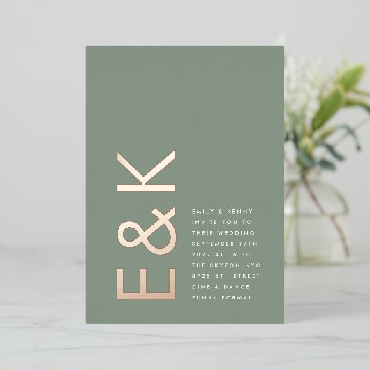 GOLD-ROSE mit einfacher Sage Green Ultra Monogram Folieneinladung (Stehend vorne)