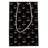 Gold Scales Of Justice on Black Repeat Pattern Mittlere Geschenktüte (Vorderseite)