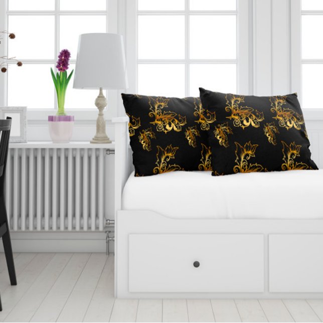 Gold-Schnörkel auf Schwarz Lendenkissen (Von Creator hochgeladen)