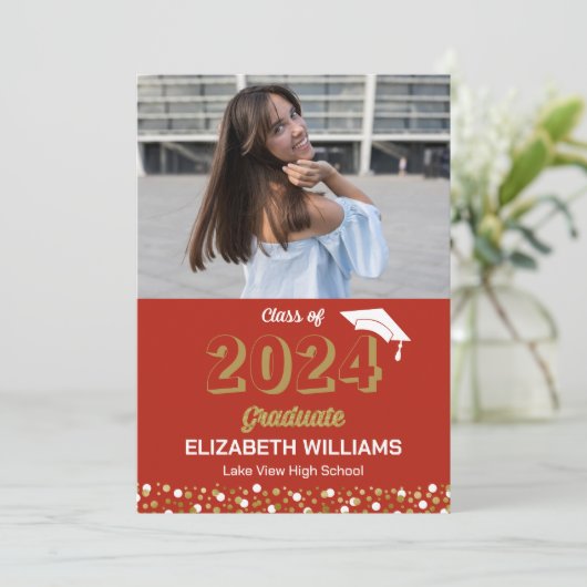 Gold Script Confetti Foto Red Grad Ankündigung (Stehend Vorderseite)