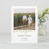 Gold Script Custom Wir Eloped Card mit Foto Ankündigung (Stehend Vorderseite)