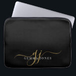 Gold Script Monogram Initials Minimalistisch Black Laptopschutzhülle<br><div class="desc">Eine schicke,  moderne,  goldene schwarze Monogramm auf schwarz,  mit einem dramatischen Skript mit Swashes und Ihrem vollen Namen in einem modernen Serifentyp.</div>