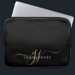 Gold Script Monogram Initials Minimalistisch Black Laptopschutzhülle<br><div class="desc">Eine schicke,  moderne,  goldene schwarze Monogramm auf schwarz,  mit einem dramatischen Skript mit Swashes und Ihrem vollen Namen in einem modernen Serifentyp.</div>