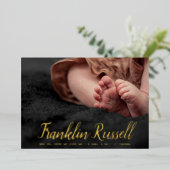 Gold SCRIPT Name Junge Geburtsankündigung Folieneinladung (Stehend vorne)