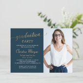 Gold Script Navy Blue Graduation Party Foto Einladung (Stehend Vorderseite)