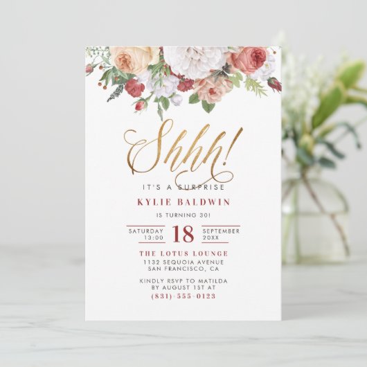 Gold Script Shhh! Es ist eine überraschende Geburt Einladung (Stehend Vorderseite)