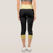 Gold Shiny Dog Paw auf schwarzem Hintergrund Capri Leggings (Rückseite)