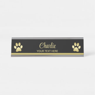 Gold Shiny Dog Paw auf schwarzem Hintergrund Schreibtischnamensplakette