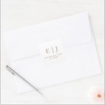 Gold Simple Wedding Monogram Couple Initials Quadratischer Aufkleber<br><div class="desc">Gold Simple Wedding Monogram Couple Initials Square Sticker. Personalisierte Aufkleber für Paare. Bearbeitbare Vorlage. Einfach und modern. Minimalistisch. Karo aus der Erholung der Kollektion für andere Designs und passende Schreibwaren.</div>
