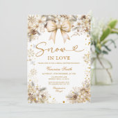 Gold Snowflake Snow in Love Winter Bridal Shower Einladung (Stehend Vorderseite)