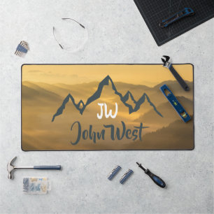 Gold Sonnenaufgang personalisierbare Berge Monogra Schreibtischunterlage