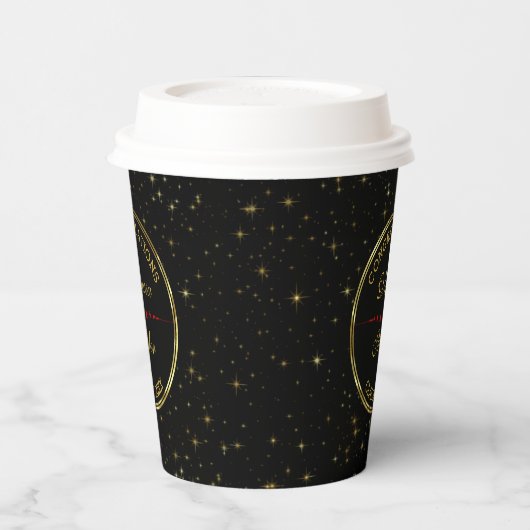 Gold-Spargel über schwarzem Hintergrund - Abschlüs Pappbecher (Links)