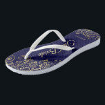 Gold Spitzen auf Navy Blue The Bride Hochzeit Badesandalen<br><div class="desc">Tanzen Sie die Nacht mit diesen schönen Hochzeitsflip-Flops. Sie sind für die Braut konzipiert und zeichnen sich durch ein schlichtes, aber elegantes Design aus, das mit goldfarbenen Schriftzeichen auf marineblau farbenem Hintergrund und extravaganten goldenen Spitzen- und Wirbel besticht. Eine schöne Art, extravagant und angemessen bleibe, während Sie Ihren Füßen eine...</div>