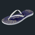 Gold Spitzen auf Navy Blue The Bride Hochzeit Badesandalen<br><div class="desc">Tanzen Sie die Nacht mit diesen schönen Hochzeitsflip-Flops. Sie sind für die Braut konzipiert und zeichnen sich durch ein schlichtes, aber elegantes Design aus, das mit goldfarbenen Schriftzeichen auf marineblau farbenem Hintergrund und extravaganten goldenen Spitzen- und Wirbel besticht. Eine schöne Art, extravagant und angemessen bleibe, während Sie Ihren Füßen eine...</div>
