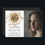 Gold Splash Sweet 16 16. Geburtstagsparty Foto Einladung<br><div class="desc">Modernes Foto mit 16-jähriger Geburtstagsfeier mit Goldspritze und der Nummer 16 in moderner Typografie. Versenden Sie diese glamouröse Golden Glitzer und die schwarze 16. Geburtstagsfeier Einladung an Ihre Familie und Freunde. Fügen Sie einfach Ihr Foto und Ihre persönlichen Daten zu dieser sechzehnten Geburtstagsfeier ein. Wenn Sie Hilfe oder passende Produkte...</div>