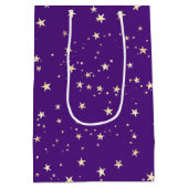 Gold Stars auf der Royal Lila Background Mittlere Geschenktüte (Rückseite)
