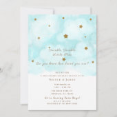 Gold Stars & Blue Sky Clouds Baby Showwwins Einladung (Vorderseite)