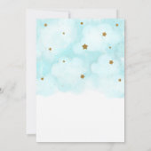 Gold Stars & Blue Sky Clouds Baby Showwwins Einladung (Rückseite)
