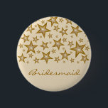 "Gold" Stars "Bridesmaid"-Buttons Button<br><div class="desc">Modernes Design mit dunkelgelben und weißen Sternen auf dunkelcremefarbenem Hintergrund und dunkelgelbem Text. Button-Abzeichen mit individualisierbarem Design für Sie, um Ihre eigenen Texte, Bilder und Ideen zu personalisieren. Bitte beachten Sie, dass es sich um ein gedrucktes Bild handelt, das mit Originalfotos und Digitaltechnik erstellt wurde, es nicht glänzt oder echte...</div>