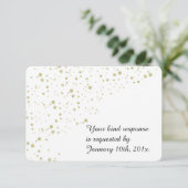 Gold Stars Confetti White Wedding RSVP Karte (Stehend Vorderseite)