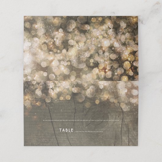 Gold String Lights Rustic Holding Hochzeit Platzkarte (Außenseite Aufgefaltet)