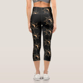 Gold Sun Scattered Black Background Capri Leggings (Rückseite)