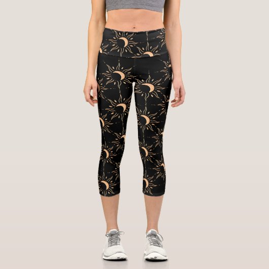 Gold Sun Scattered Black Background Capri Leggings (Vorderseite)