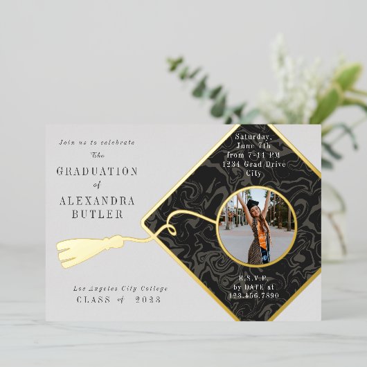 Gold Tassel Foto Script Class 2023 Abschluss Folieneinladung (Stehend vorne)