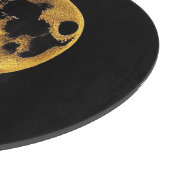 Gold textured moon on dark black schneidebrett (Ecke)