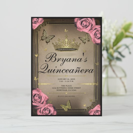 Gold Tiara Butterflies Pink Roses Quinceañera Einladung (Stehend Vorderseite)