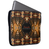 Gold Tribal Batik Individuelle Name Laptop Sleeve (Vorne Rechts)