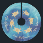 Gold Turtles Blue | Mele Kalikimaka | Polyester Weihnachtsbaumdecke<br><div class="desc">Elegante Goldschildkröten auf blauem Meeresgrund. Schildkröten sind ein Schutz-Totem und in meinem Geschäft, biete ich Ihnen diese Weihnachtsdekoration mit den ästhetischen Designs der Turtle Mele Kalikimaka bedruckt. Die Texte über diese Objekte können in den Hawaiianischen Aloha-Gruß geändert werden, um den Geist der Zusammengehörigkeit, Freundlichkeit, Liebe und Gnade während Weihnachten in...</div>