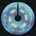 Gold Turtles Blue | Mele Kalikimaka | Polyester Weihnachtsbaumdecke<br><div class="desc">Elegante Goldschildkröten auf blauem Meeresgrund. Schildkröten sind ein Schutz-Totem und in meinem Geschäft, biete ich Ihnen diese Weihnachtsdekoration mit den ästhetischen Designs der Turtle Mele Kalikimaka bedruckt. Die Texte über diese Objekte können in den Hawaiianischen Aloha-Gruß geändert werden, um den Geist der Zusammengehörigkeit, Freundlichkeit, Liebe und Gnade während Weihnachten in...</div>