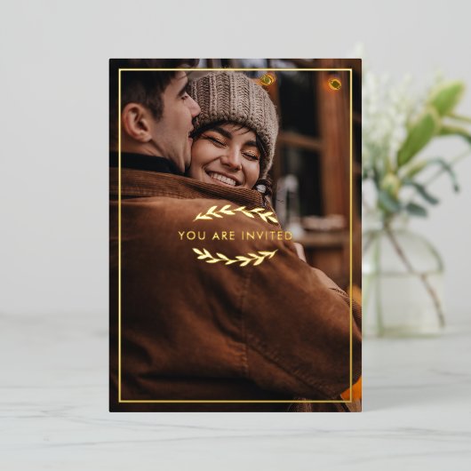 Gold Twigs Black Sie eingeladen Foto Hochzeit Folieneinladung (Stehend vorne)