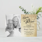 Gold Überraschung 50-jähriges Foto Einladung (Stehend Vorderseite)