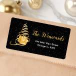Gold und Black Christmas Geschenk Adressaufkleber<br><div class="desc">Dieses elegante und schicke Adressetikett besticht durch einen vergoldeten Weihnachtsbaum mit einem Geschenk. Der Text kombiniert handgeschriebene Skripte mit modernen serifenlosen Schriftart für ein elegantes und raffiniertes Aussehen. Der fallende Schnee,  Schneeflocken und Glitzern geben eine festliche und magische Touch. Das ist perfekt für Weihnachten und die Ferienzeit.</div>