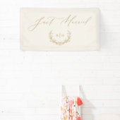 Gold- und cremefarbene Lorbeer-Monogramm-Just-Marr Banner (InSitu)
